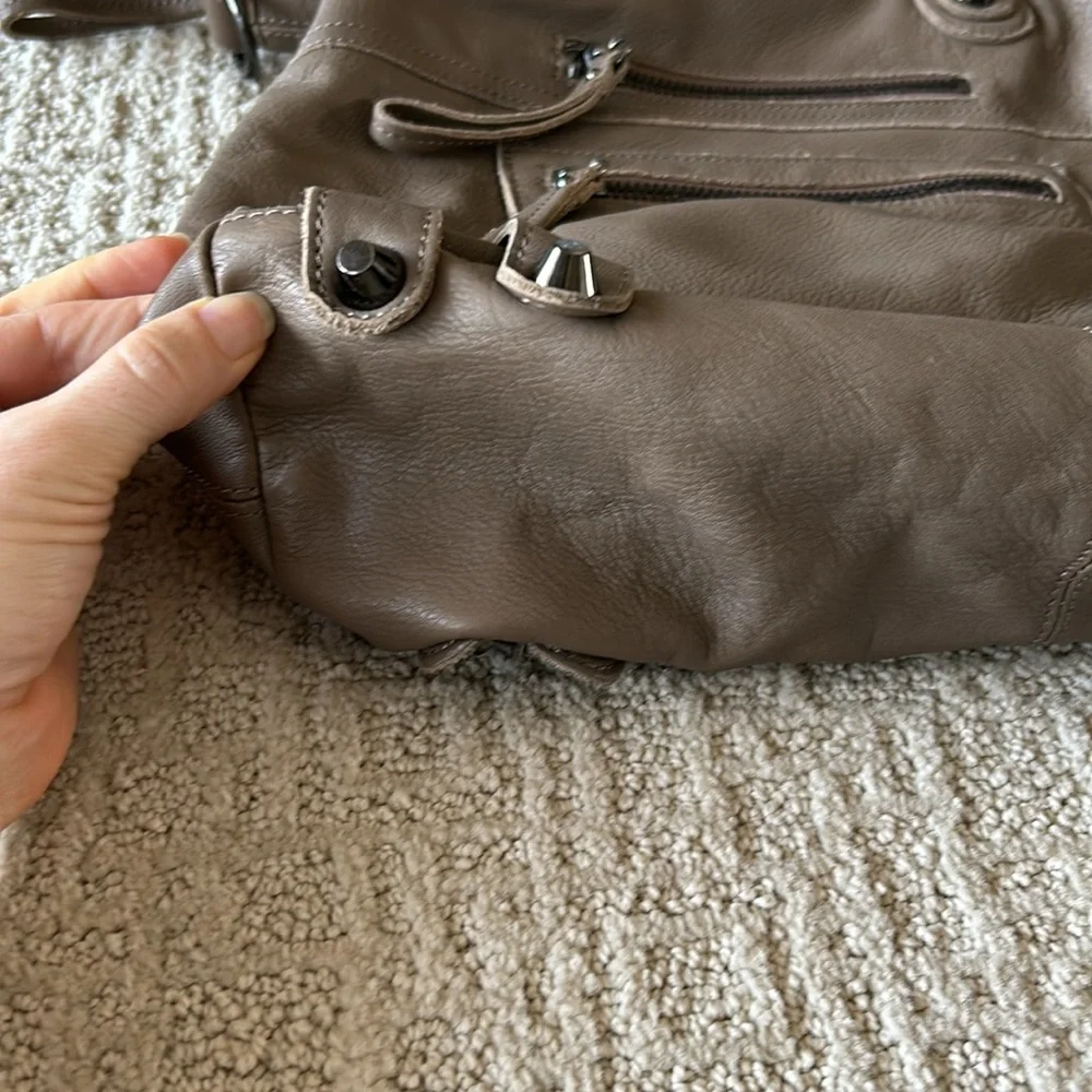 EUC Linea Pelle soft leather studded shoulder bag - Picture 5 of 9